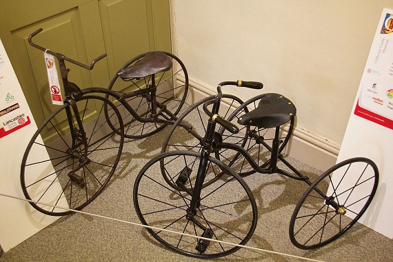 transport - tricycles by Mike Peel (Wikimedia Commons)